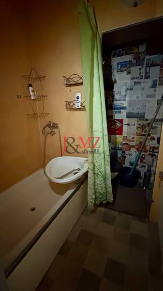 Predaj garsónky – Tlmače, Lipník- ihneď voľná (MK-3) - Kúpeľňa s vaňou a zeleným závesom v garsónke.