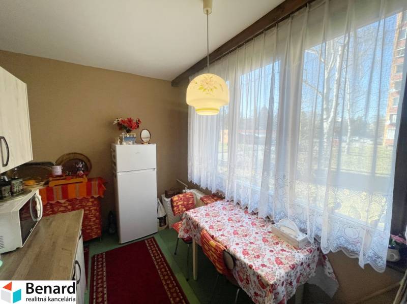 PREŠOV-3 IZBOVÝ BYT,LODŽIA,67m2,SÍDLISKO III.,MATICE SLOVENSKEJ - Kuchyňa v 3-izbovom byte s jedálenským stolom a veľkým oknom.