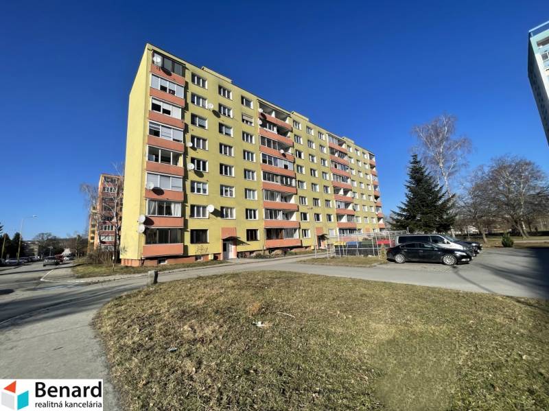 PREŠOV-3 IZBOVÝ BYT,LODŽIA,67m2,SÍDLISKO III.,MATICE SLOVENSKEJ - Bytový dom na ulici Matice Slovenskej v Prešove so zaparkovanými autami pred budovou.