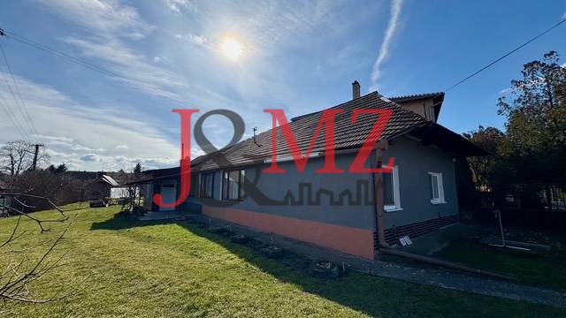 Útulný rodinný dom v tichej lokalite Mýtnych Ludán (MK-4) - Rodinný dom v Mýtnych Ludanoch s trávnatou záhradou a tehlovou fasádou.