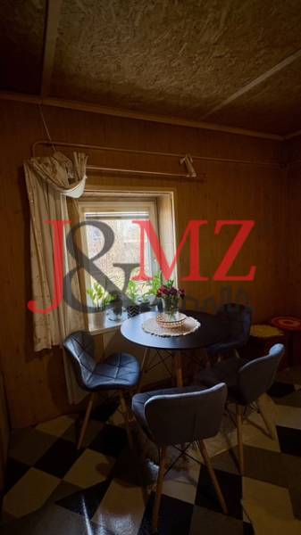 Útulný rodinný dom v tichej lokalite Mýtnych Ludán (MK-4) - Jedálenský kút v rodinnom dome s podlahou so vzorom a stoličkami okolo okrúhleho stola.