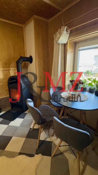 Útulný rodinný dom v tichej lokalite Mýtnych Ludán (MK-4) - Krb v obývačke rodinného domu s okrúhlym stolom a dvoma stoličkami.