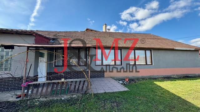 Útulný rodinný dom v tichej lokalite Mýtnych Ludán (MK-4) - Rodinný dom v Mýtnych Ludanoch s dvorom, terasou a šedou fasádou.