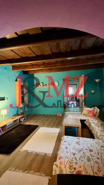 Útulný rodinný dom v tichej lokalite Mýtnych Ludán (MK-4) - Izba v rodinnom dome s podlahou s dreveným dekorom a pohodlnými pohovkami.