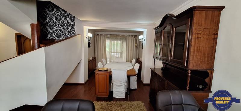 Luxusný rodinný dom s bazénom a dvojgarážou v Komárne - Jedáleň s dreveným nábytkom a podlahou s dreveným dekorom v rodinnom dome.