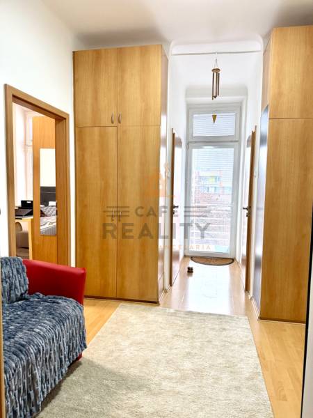 REZERVOVANÉ Na prenájom 3 izbový byt, 73 m2, Bratislava, Zochova - Chodba v 3-izbovom byte s podlahou s dreveným dekorom a úložnými skriňami.