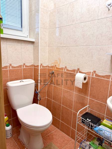 REZERVOVANÉ Na prenájom 3 izbový byt, 73 m2, Bratislava, Zochova - Kúpeľňa so záchodom v 3-izbovom byte, s obkladom v teplých odtieňoch.