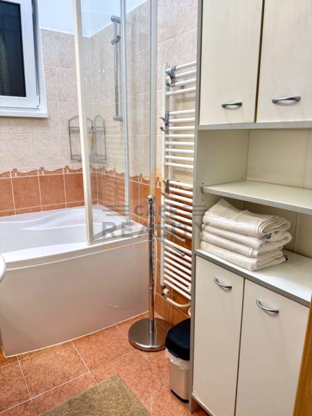 REZERVOVANÉ Na prenájom 3 izbový byt, 73 m2, Bratislava, Zochova - Kúpeľňa s vaňou a skrinkou v 3-izbovom byte, svetlé dlažby a uteráky.