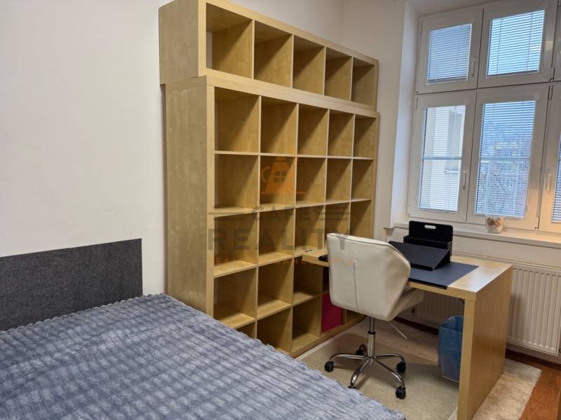 REZERVOVANÉ Na prenájom 3 izbový byt, 73 m2, Bratislava, Zochova - Spálňa v 3-izbovom byte s policovou skriňou, písacím stolom a kreslom.