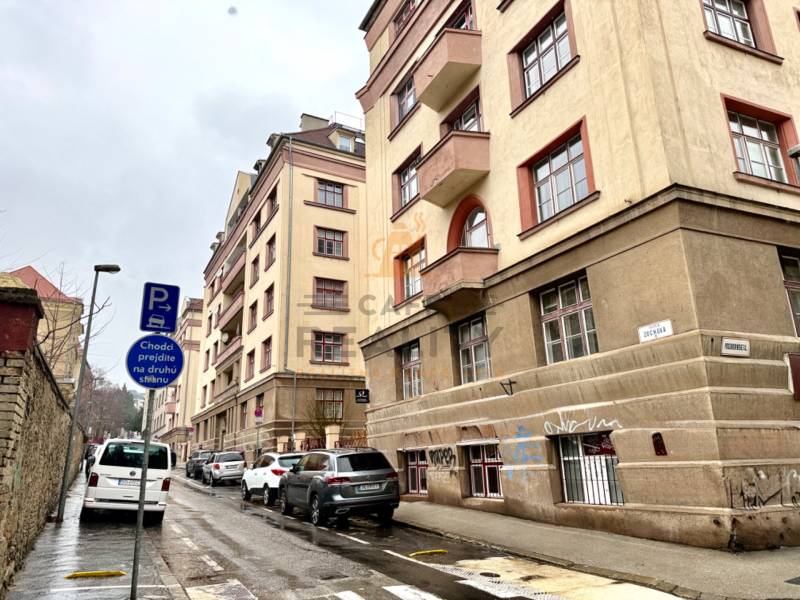 REZERVOVANÉ Na prenájom 3 izbový byt, 73 m2, Bratislava, Zochova - Zochova ulica v Bratislave - Starom Meste s parkovanými autami a obytnými budovami.