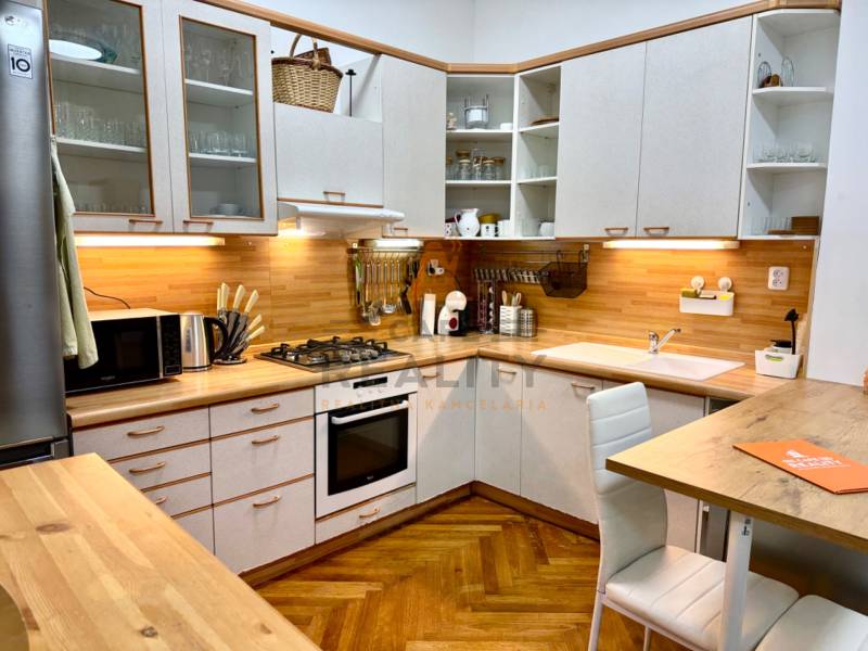 REZERVOVANÉ Na prenájom 3 izbový byt, 73 m2, Bratislava, Zochova - Kuchyňa v 3-izbovom byte s podlahou s dreveným dekorom a moderným zariadením.