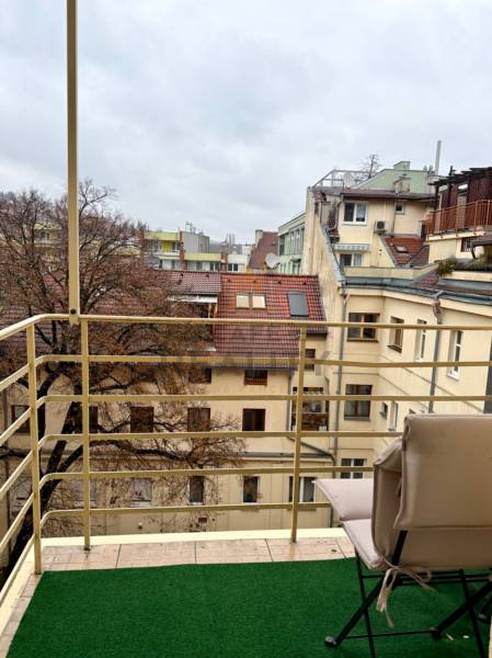 REZERVOVANÉ Na prenájom 3 izbový byt, 73 m2, Bratislava, Zochova - Výhľad z balkóna na uličné strechy, Zochova ulica, Bratislava - Staré Mesto, pri 3-izbovom byte.