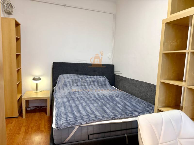 REZERVOVANÉ Na prenájom 3 izbový byt, 73 m2, Bratislava, Zochova - Spálňa s posteľou, stolíkom, lampou a podlahou s dreveným dekorom v 3-izbovom byte.