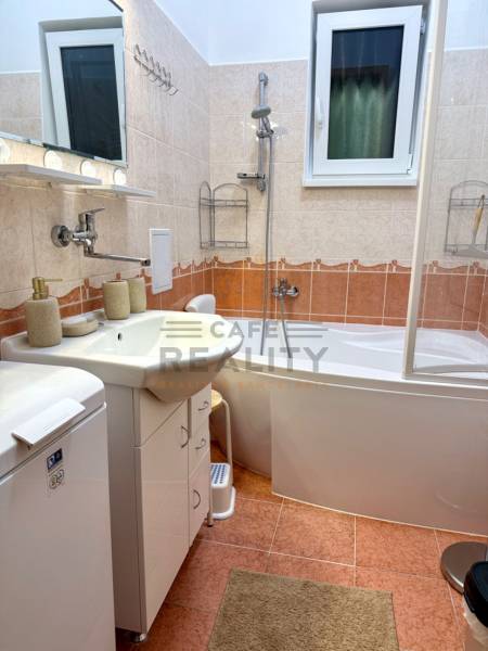 REZERVOVANÉ Na prenájom 3 izbový byt, 73 m2, Bratislava, Zochova - Kúpeľňa s vaňou, umývadlom, zrkadlom a práčkou v 3-izbovom byte.