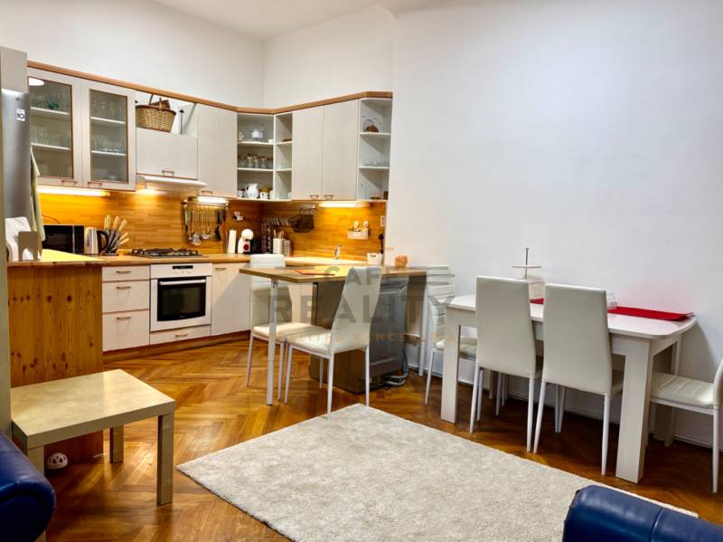 REZERVOVANÉ Na prenájom 3 izbový byt, 73 m2, Bratislava, Zochova - Kuchyňa s jedálňou, vybavená bielymi skrinkami, dreveným dekorom a pohodlným stolovaním v 3-izbovom byte.