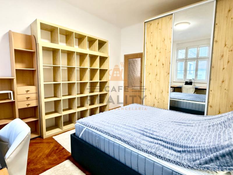 REZERVOVANÉ Na prenájom 3 izbový byt, 73 m2, Bratislava, Zochova - Spálňa v 3-izbovom byte s podlahou s dreveným dekorom, úložnými priestormi a zrkadlom.