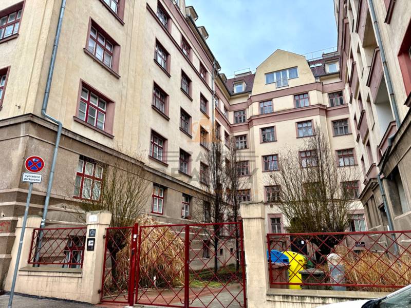REZERVOVANÉ Na prenájom 3 izbový byt, 73 m2, Bratislava, Zochova - Stará budova so železnou bránou na Zochovej ulici v Bratislava - Staré Mesto.