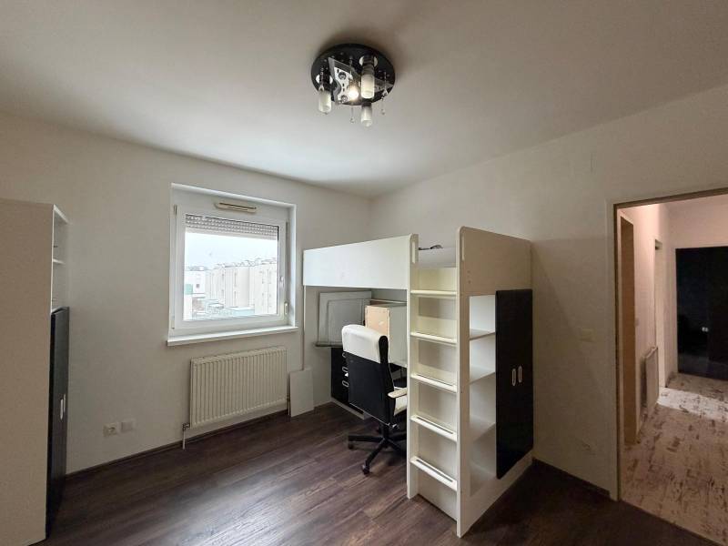 Zariadený 3 izbový byt s balkónom v Kittsee  - Detská izba v 3-izbovom byte s poschodovou posteľou a podlahou s dreveným dekorom.