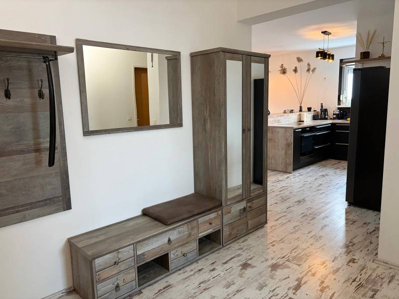 Zariadený 3 izbový byt s balkónom v Kittsee  - Predsieň s dreveným dekorom a výhľadom do kuchyne v 3-izbovom byte.