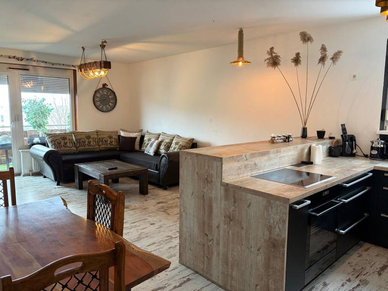 Zariadený 3 izbový byt s balkónom v Kittsee  - Kuchyňa s jedálňou v 3-izbovom byte, podlaha s dreveným dekorom, komfortná sedačka.