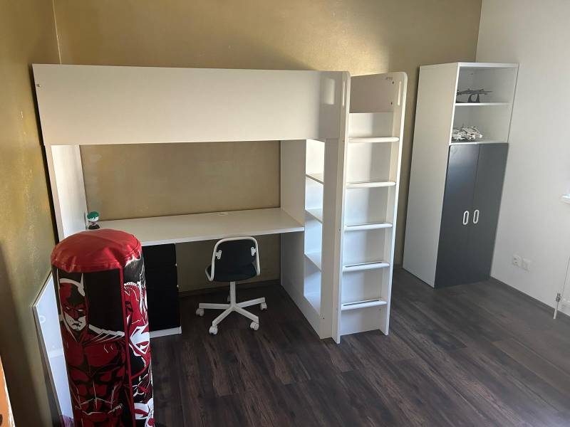 Zariadený 3 izbový byt s balkónom v Kittsee  - Detská izba s poschodovou posteľou, písacím stolom a skriňou v 3-izbovom byte.