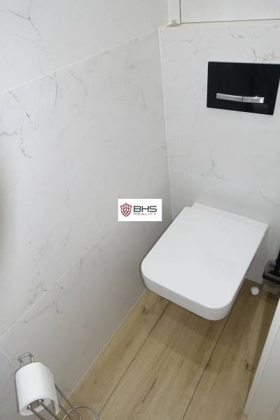 PRENÁJOM –  1 izba (príp. 2 izby) v 3-izb. byte, Gwerkovej ul., BA V - Kúpeľňa s toaletou a podlahou s dreveným dekorom v 3-izbovom byte.