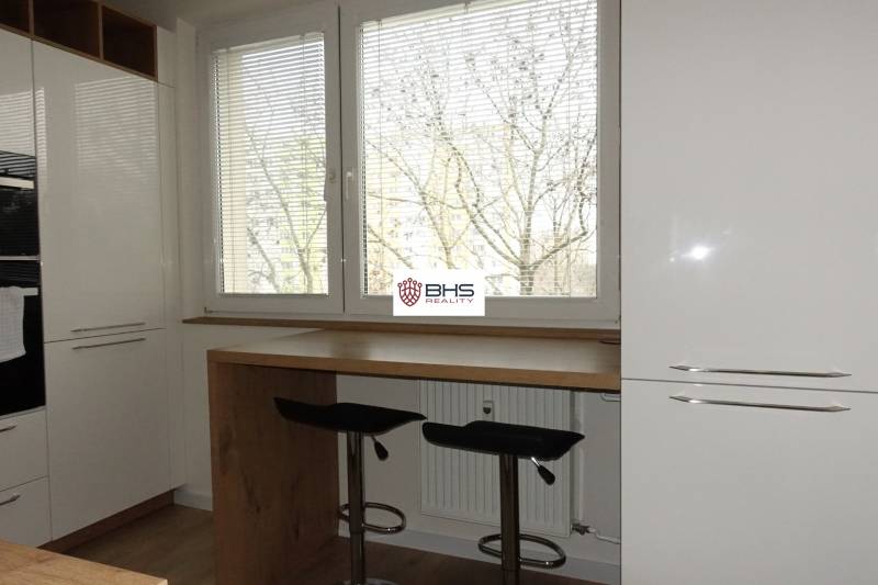 PRENÁJOM –  1 izba (príp. 2 izby) v 3-izb. byte, Gwerkovej ul., BA V - Kuchyňa 3-izbového bytu s podlahou s dreveným dekorom a veľkými oknami.