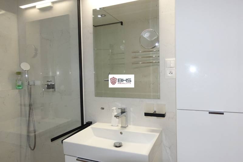 PRENÁJOM –  1 izba (príp. 2 izby) v 3-izb. byte, Gwerkovej ul., BA V - Kúpeľňa v 3-izbovom byte s umývadlom, zrkadlom a sprchovým kútom.