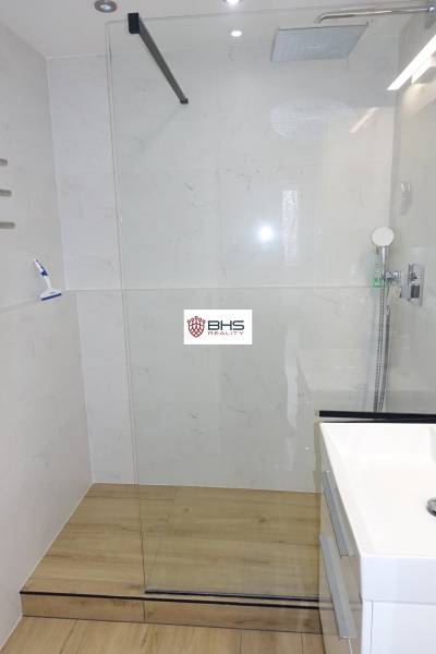 PRENÁJOM –  1 izba (príp. 2 izby) v 3-izb. byte, Gwerkovej ul., BA V - Sprchový kút s presklením a podlahou s dreveným dekorom v 3-izbovom byte.