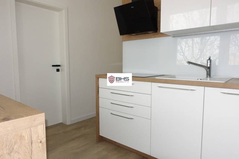 PRENÁJOM –  1 izba (príp. 2 izby) v 3-izb. byte, Gwerkovej ul., BA V - Kuchynská linka s podlahou s dreveným dekorom v 3-izbovom byte.