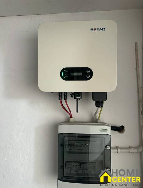 PREDAJ : RODINNÝ DOM, KOMÁRNO - Solárny invertor značky SOFAR namontovaný na stene v rodinnom dome.