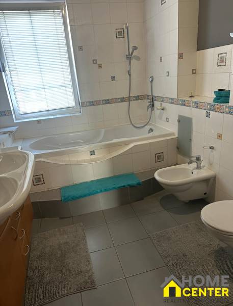 PREDAJ : RODINNÝ DOM, KOMÁRNO - Kúpeľňa v rodinnom dome s vaňou, bidetom a obkladmi.