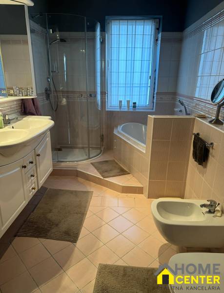 PREDAJ : RODINNÝ DOM, KOMÁRNO - Kúpeľňa v rodinnom dome s vaňou, sprchovým kútom, umývadlom a bidetom.