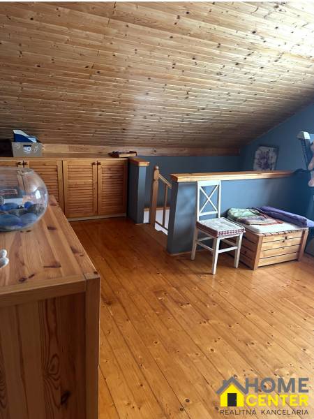 PREDAJ : RODINNÝ DOM, KOMÁRNO - Podkrovie rodinného domu s dreveným stropom, stenami a podlahou s dreveným dekorom.