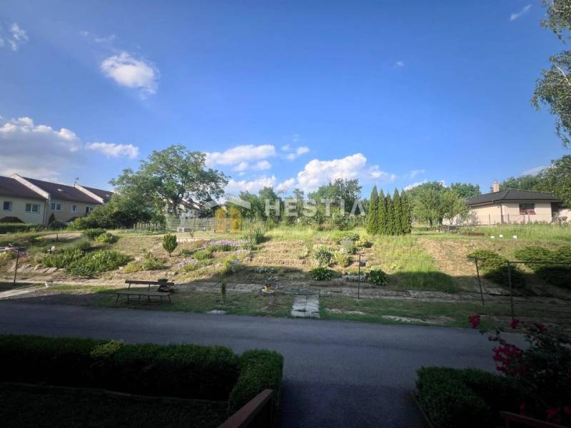 TOP 3 izbový byt v Moravskom Lieskovom s garážou a predzáhradkou - Pokojná záhrada s lavičkou a zeleňou pri 3-izbovom byte v Moravskom Lieskovom.