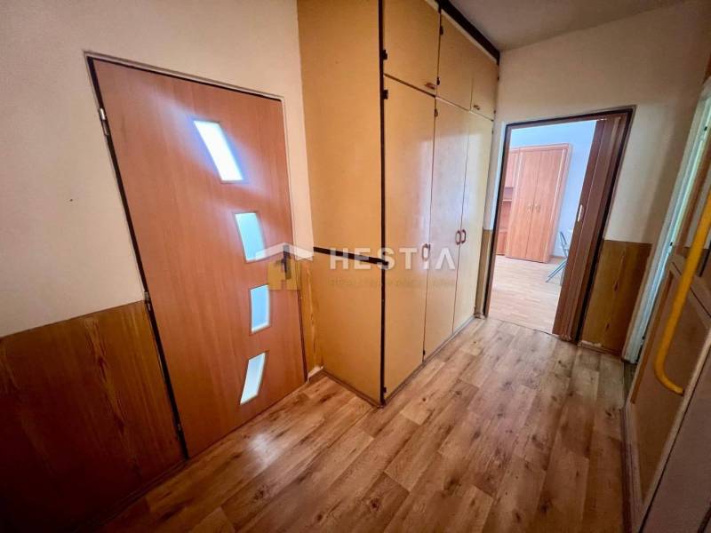 TOP 3 izbový byt v Moravskom Lieskovom s garážou a predzáhradkou - Chodba so vstavanými skriňami a dverami v 3-izbovom byte.