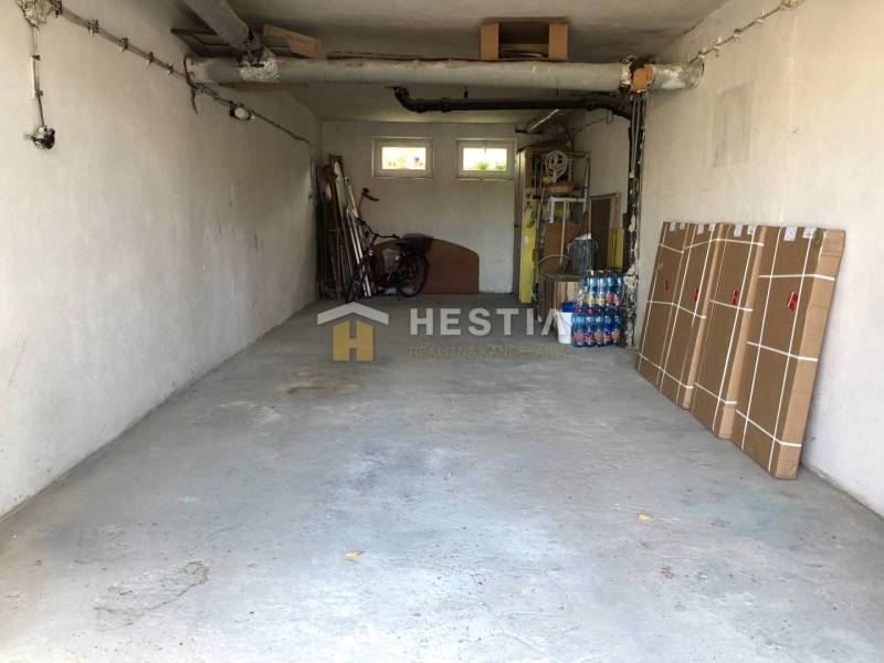 TOP 3 izbový byt v Moravskom Lieskovom s garážou a predzáhradkou - Garáž v 3-izbovom byte s odloženými predmetmi a bicyklom.