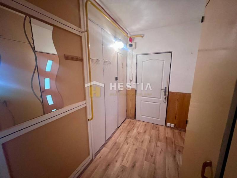 TOP 3 izbový byt v Moravskom Lieskovom s garážou a predzáhradkou - Chodba v 3-izbovom byte s drevenou podlahou, zrkadlom a vstavanou skriňou.