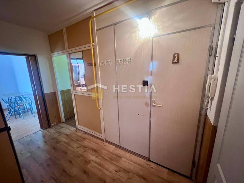 TOP 3 izbový byt v Moravskom Lieskovom s garážou a predzáhradkou - Chodba v 3-izbovom byte s vešiakom, zrkadlom a interiérovými dverami.