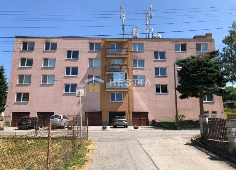 TOP 3 izbový byt v Moravskom Lieskovom s garážou a predzáhradkou - Bytový dom v Moravskom Lieskovom s parkovaním a prítomnosťou veľkého stromu v popredí.