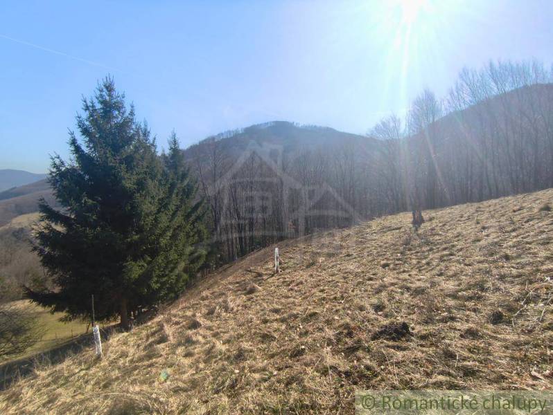 Krásny slnečný pozemok v Novej Bani - Slnečný pozemok v Záhradách Nová Baňa obklopený lesmi a horami.