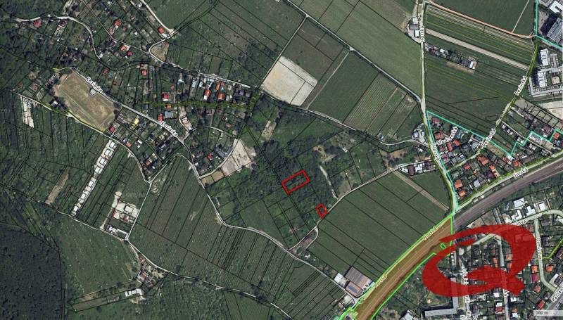 **INVESTIČNÉ POZEMKY, KDE TICHO A PRÍRODA MAJÚ HLAVNÉ SLOVO** - Letecký pohľad na rekreačné pozemky v oblasti Koziarka, Bratislava - Nové Mesto.