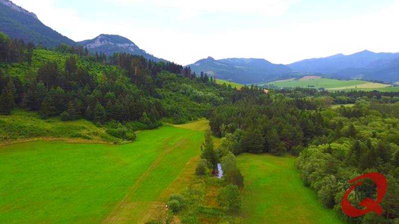*RODINNÝ DOM V CENE BYTU**12km od LIPTOVSKÉHO MIKULÁŠA** - Lúky a lesy v Liptovskej Sielnici pre pozemky - bývanie obklopené horami.