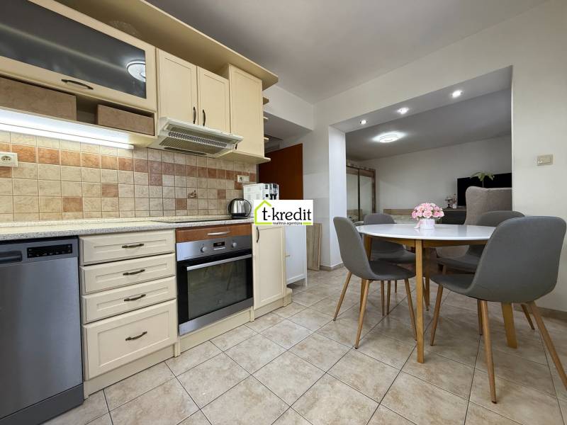 PREDAJ - 2i BYT - ZLATÉ MORAVCE - Kuchyňa s kuchynskou linkou a jedálenským stolom v 2-izbovom byte.