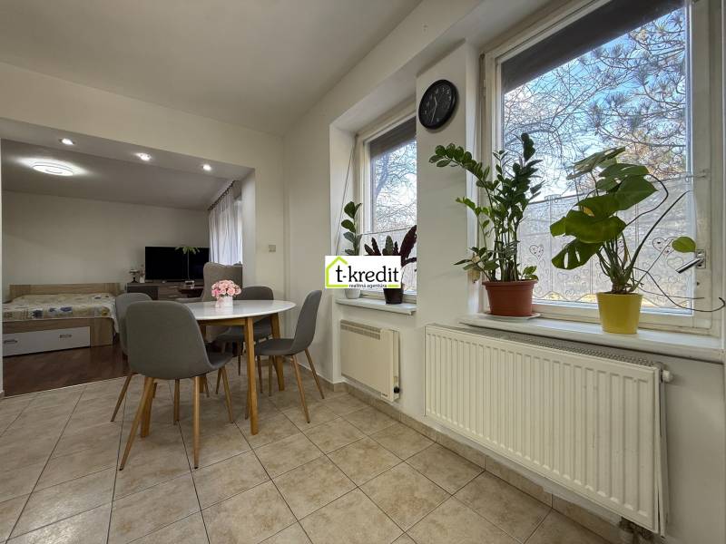 PREDAJ - 2i BYT - ZLATÉ MORAVCE - Jedáleň v 2-izbovom byte s izbovými rastlinami a okrúhlym stolom.