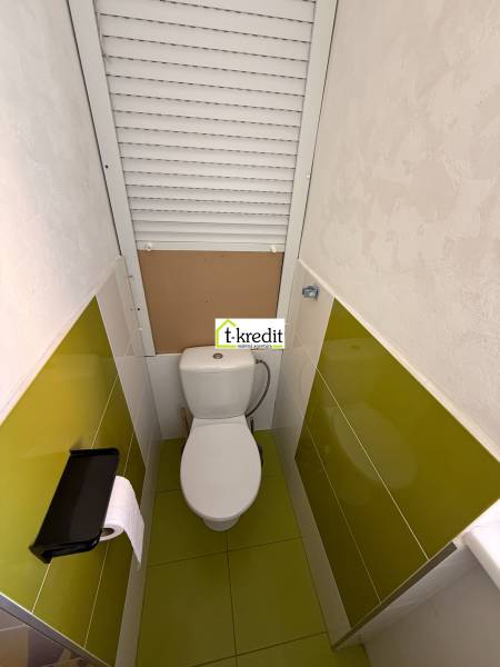 PREDAJ - 2i BYT - ZLATÉ MORAVCE - Kúpeľňa v 2-izbovom byte so zelenými dlaždicami a toaletou.