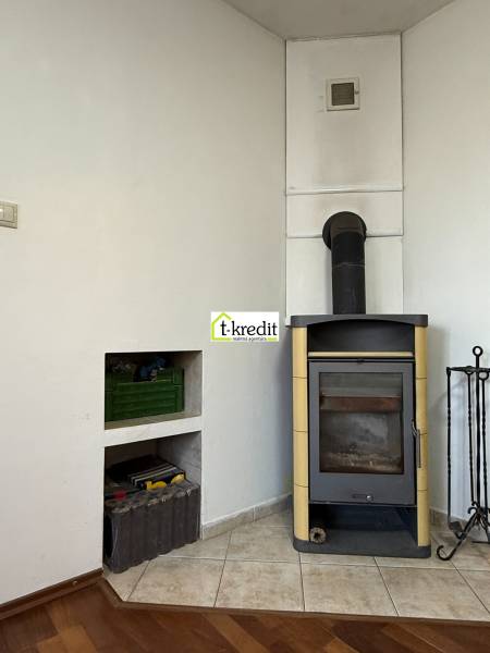 PREDAJ - 2i BYT - ZLATÉ MORAVCE - Krb v rohu obývačky s podlahou s dreveným dekorom v 2-izbovom byte.