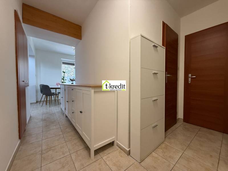 PREDAJ - 2i BYT - ZLATÉ MORAVCE - Chodba so skrinkami a výhľadom na jedálenský stôl v 2-izbovom byte.