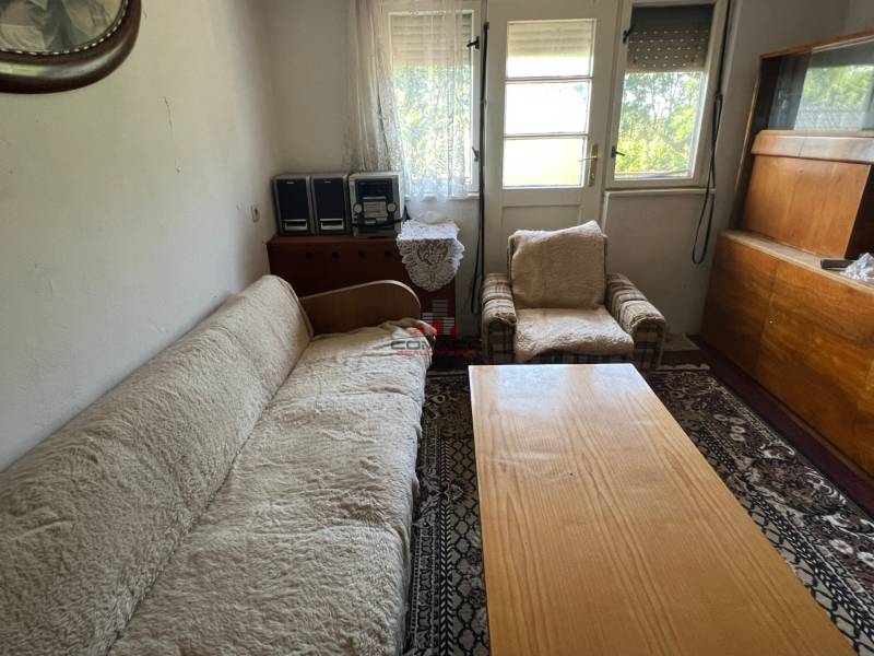 RD Drahovce ZĽAVA !!! - Obývacia izba v rodinnom dome s pohovkou, kreslom a dreveným nábytkom.