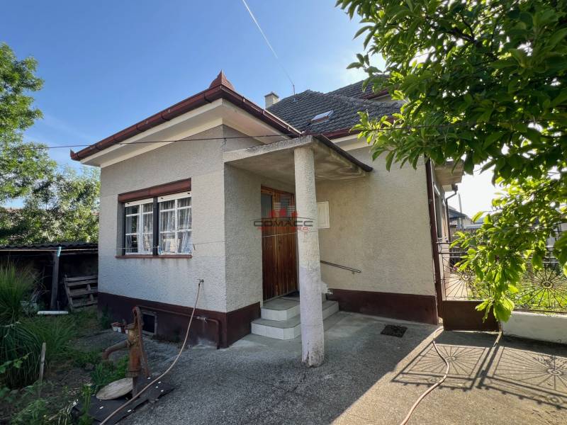 RD Drahovce ZĽAVA !!! - Rodinný dom v Drahovciach na ulici Drahovce so záhradou a úzkou vstupnou bránou.